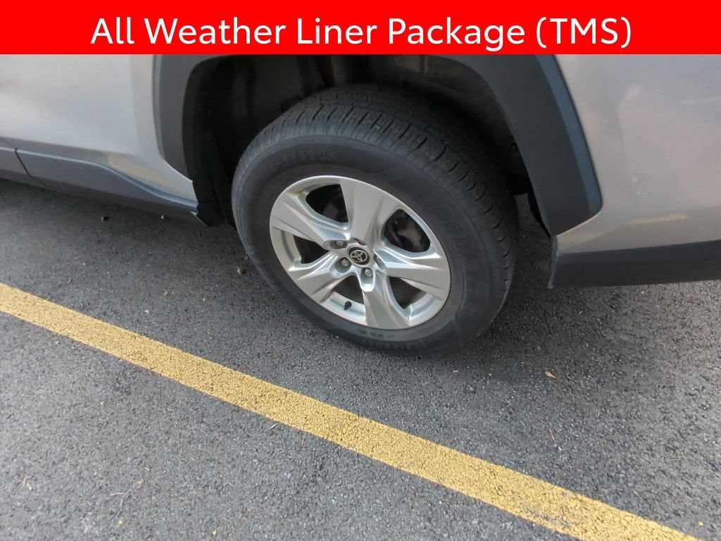 Used 2021 Toyota RAV4 XLE w/ Convenience Package FWD image 5