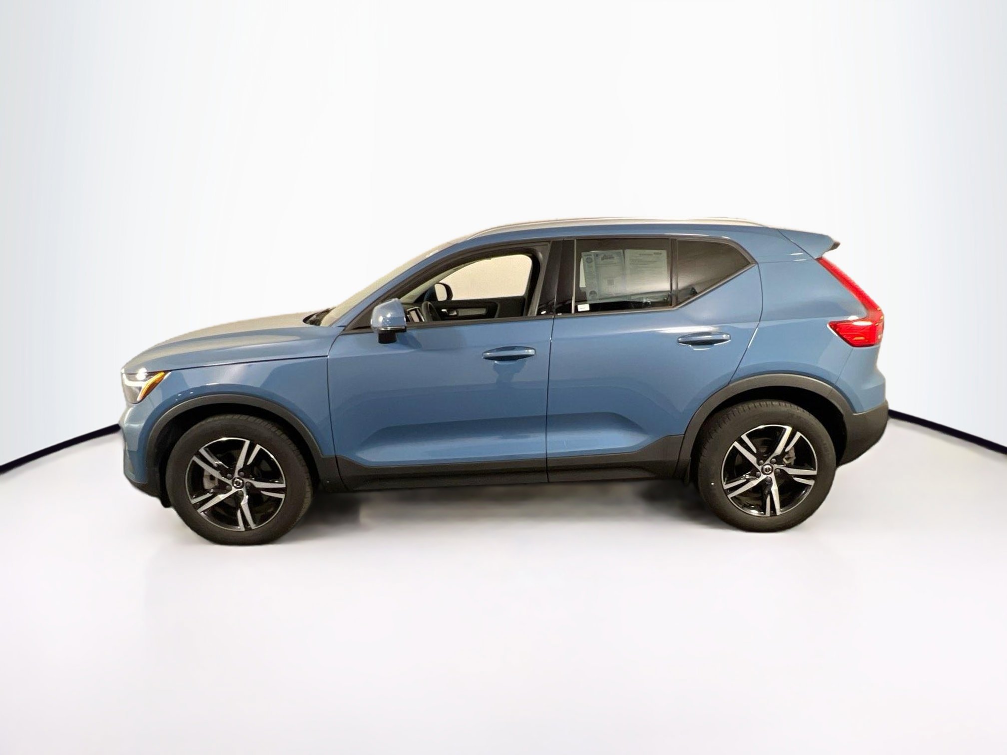 Used 2023 Volvo XC40 B5 Core w/ Convenience Package image 8