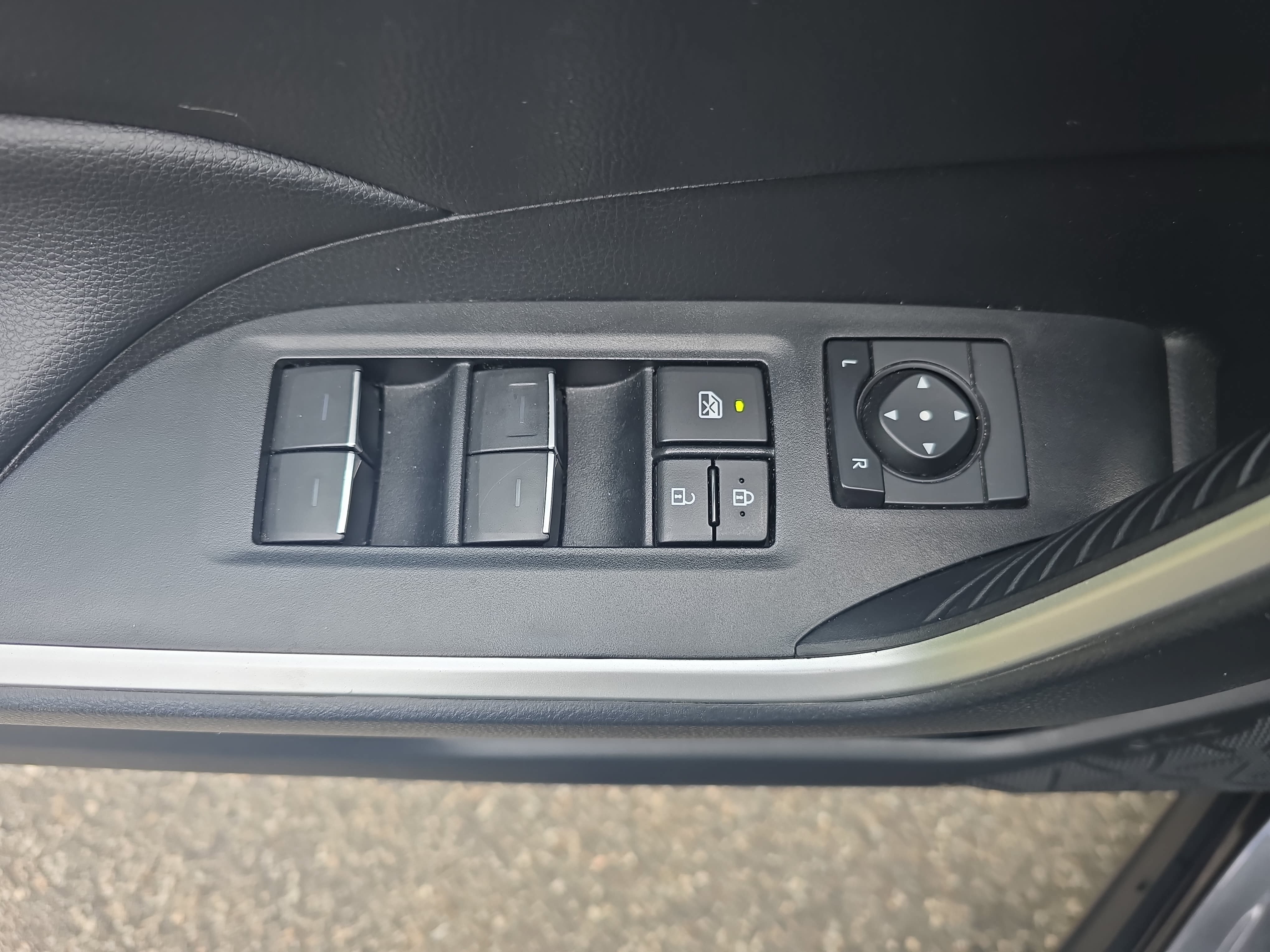 Used 2025 Toyota RAV4 XLE FWD image 25