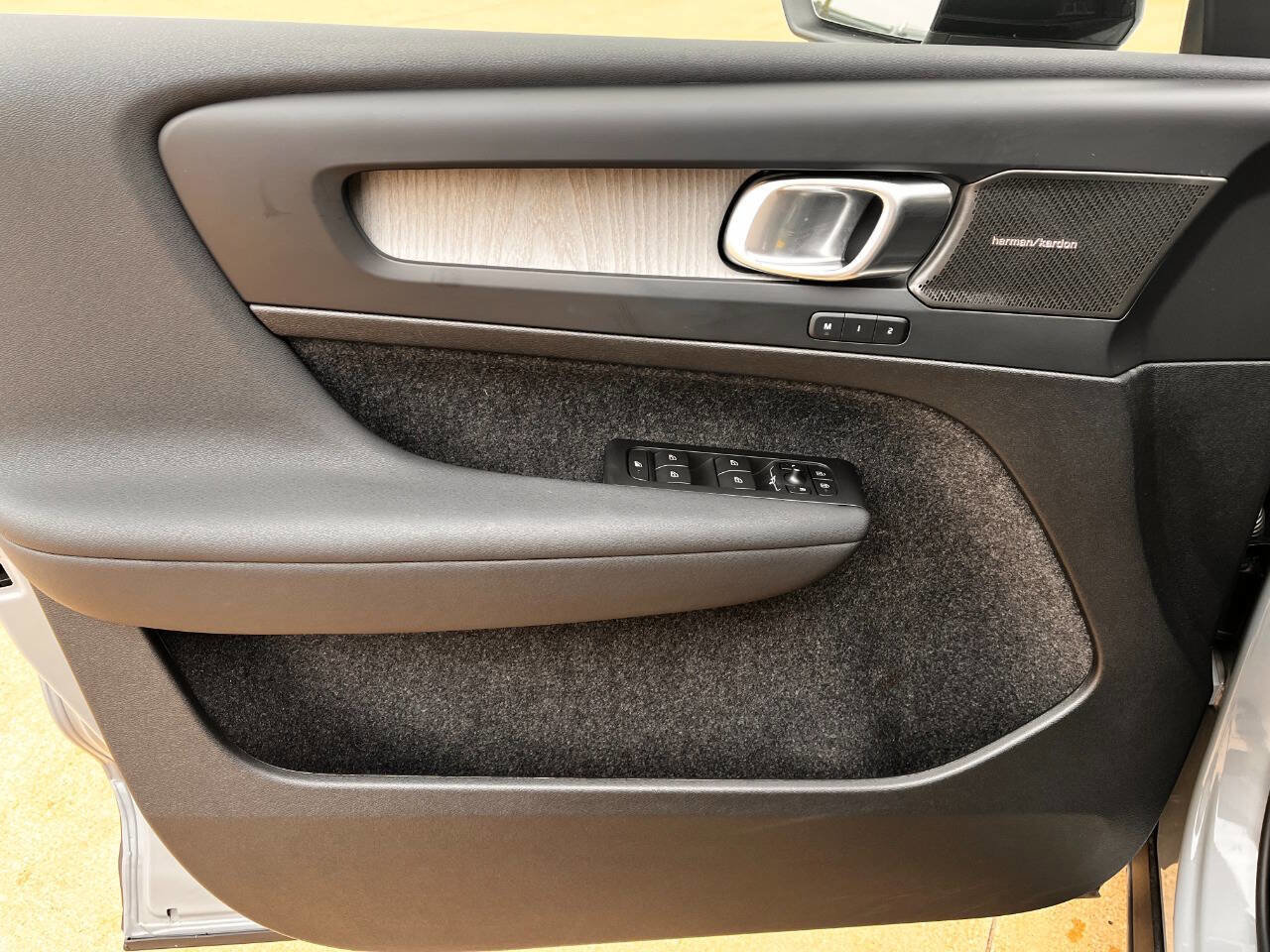 Used 2025 Volvo XC40 B5 Plus w/ Climate Package image 7