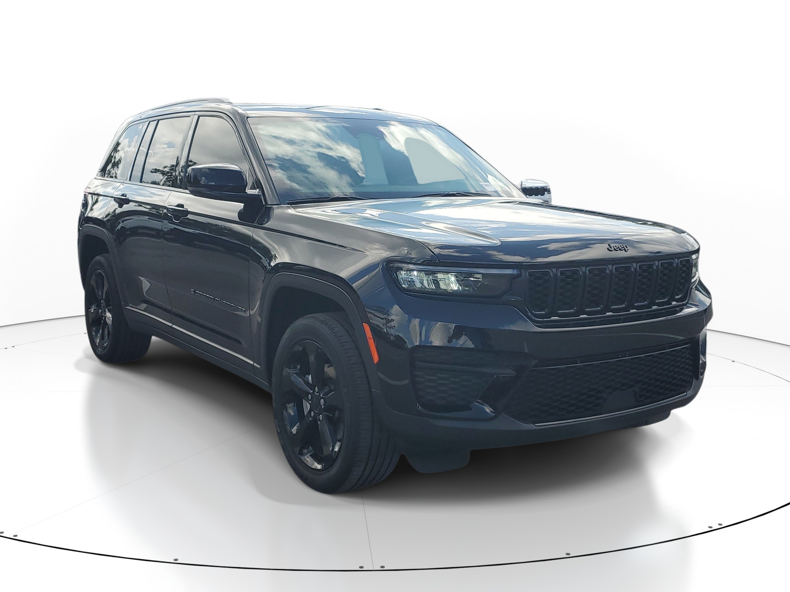 Used 2023 Jeep Grand Cherokee Altitude RWD image 2