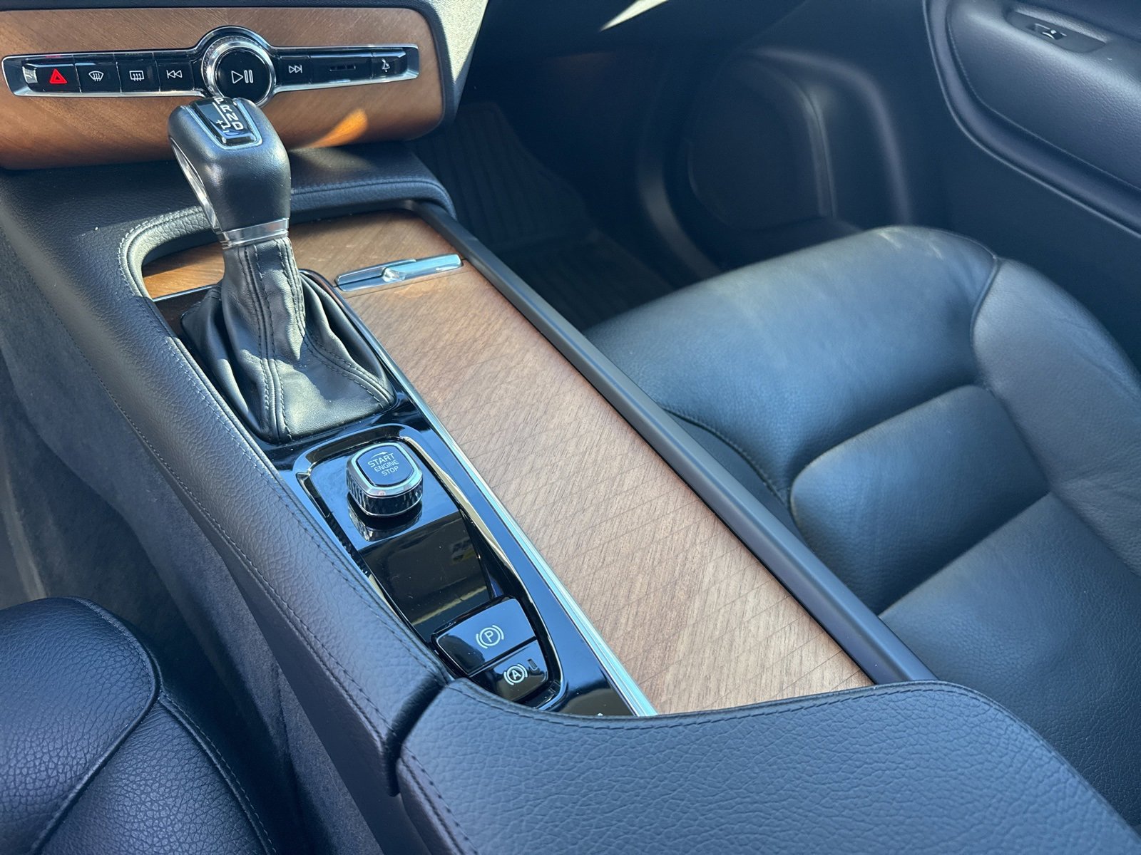 Used 2022 Volvo XC90 T6 Momentum w/ Advanced Package image 22