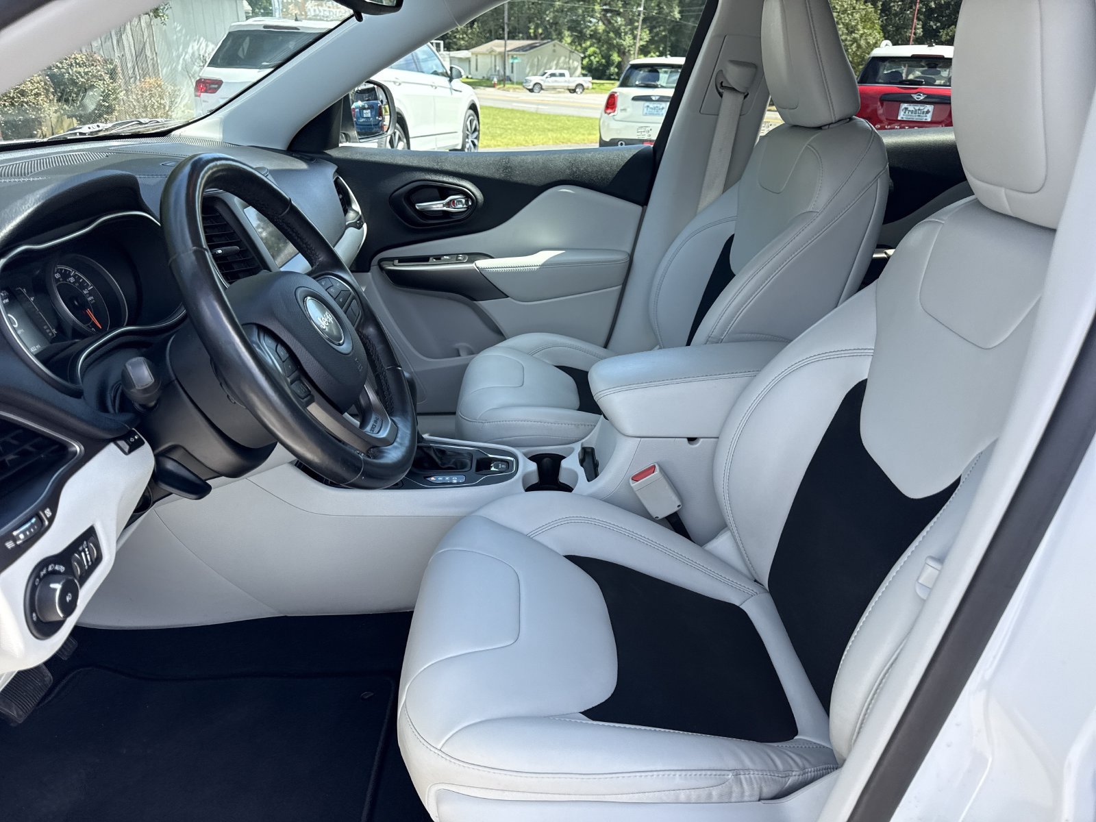 Used 2021 Jeep Cherokee Latitude Plus FWD image 10