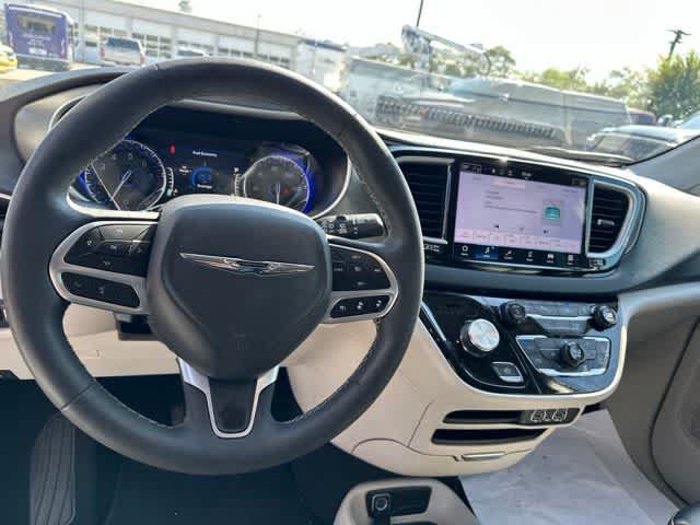 Certified 2024 Chrysler Pacifica Touring-L FWD image 7