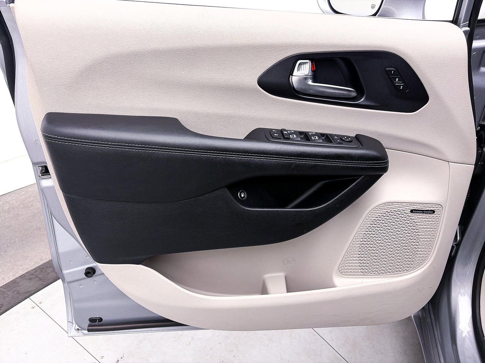 Used 2020 Chrysler Pacifica Limited w/ Advanced Safetytec Group image 16