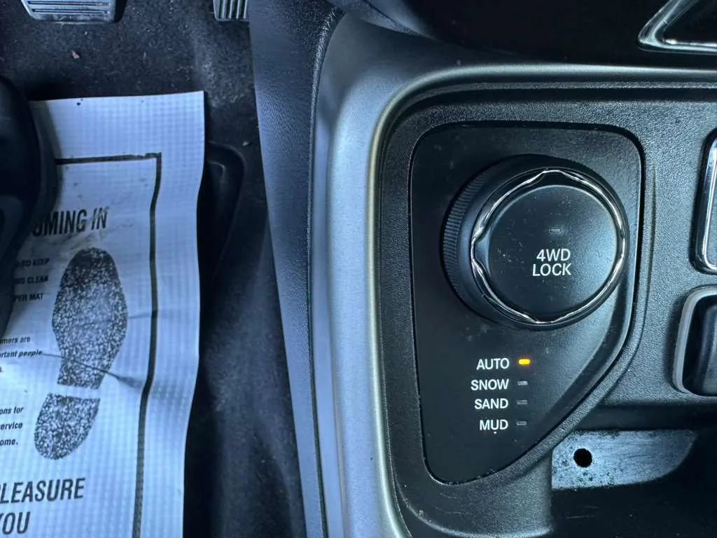 Used 2018 Jeep Compass Latitude image 37