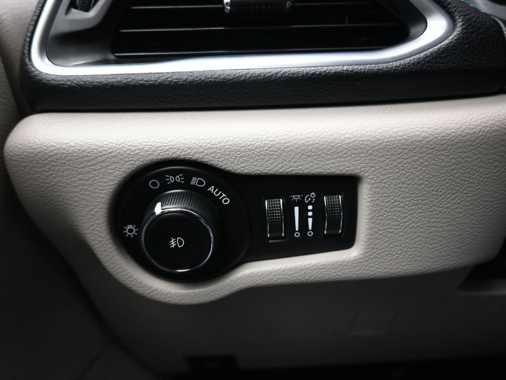 Used 2020 Chrysler Pacifica Limited w/ Advanced Safetytec Group image 33