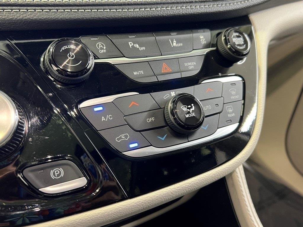 Used 2024 Chrysler Pacifica Limited image 33