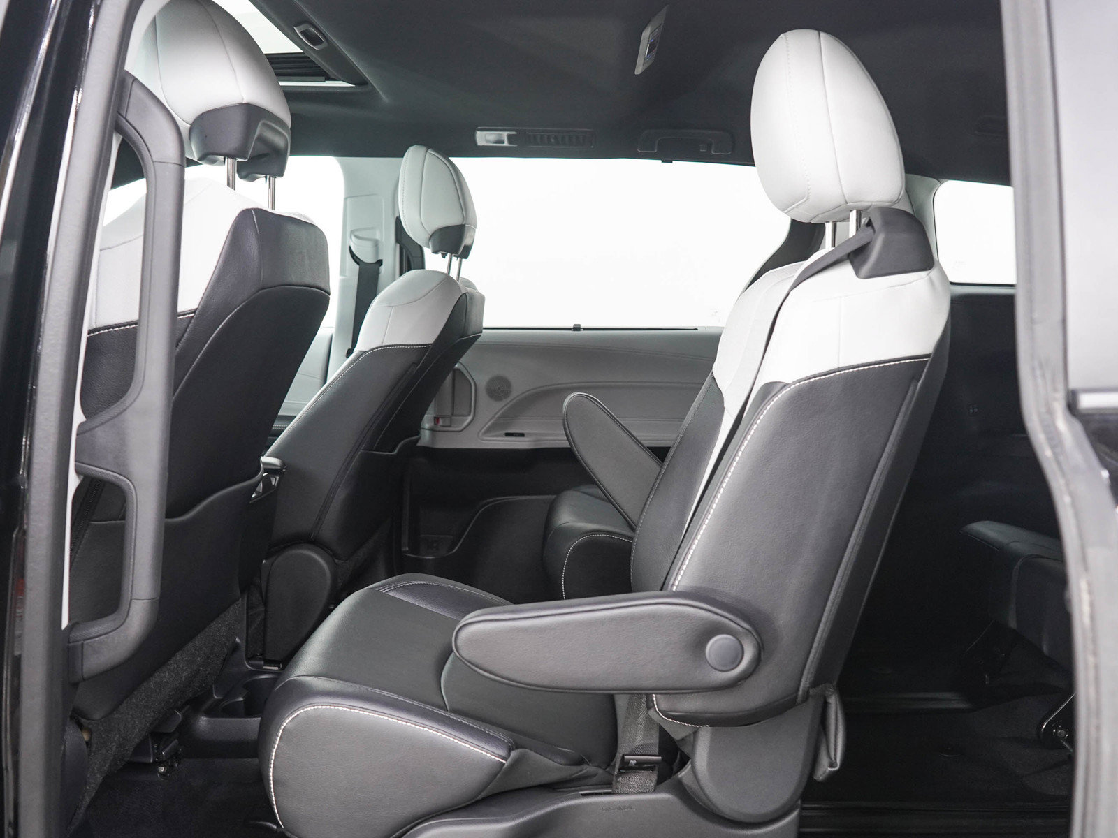 Used 2025 Toyota Sienna XSE AWD/4WD image 16