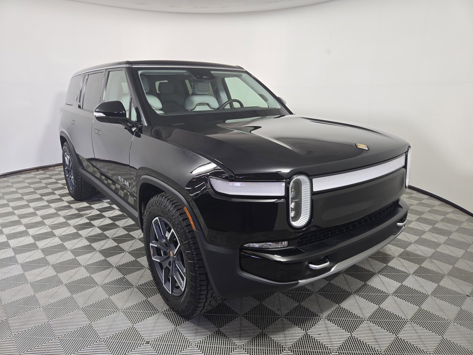 Used 2024 Rivian R1S Adventure AWD/4WD image 7