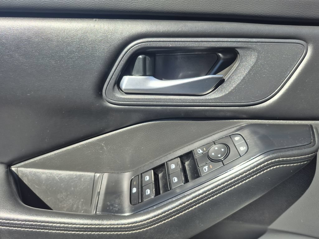 Used 2025 Nissan Rogue SV AWD/4WD image 8