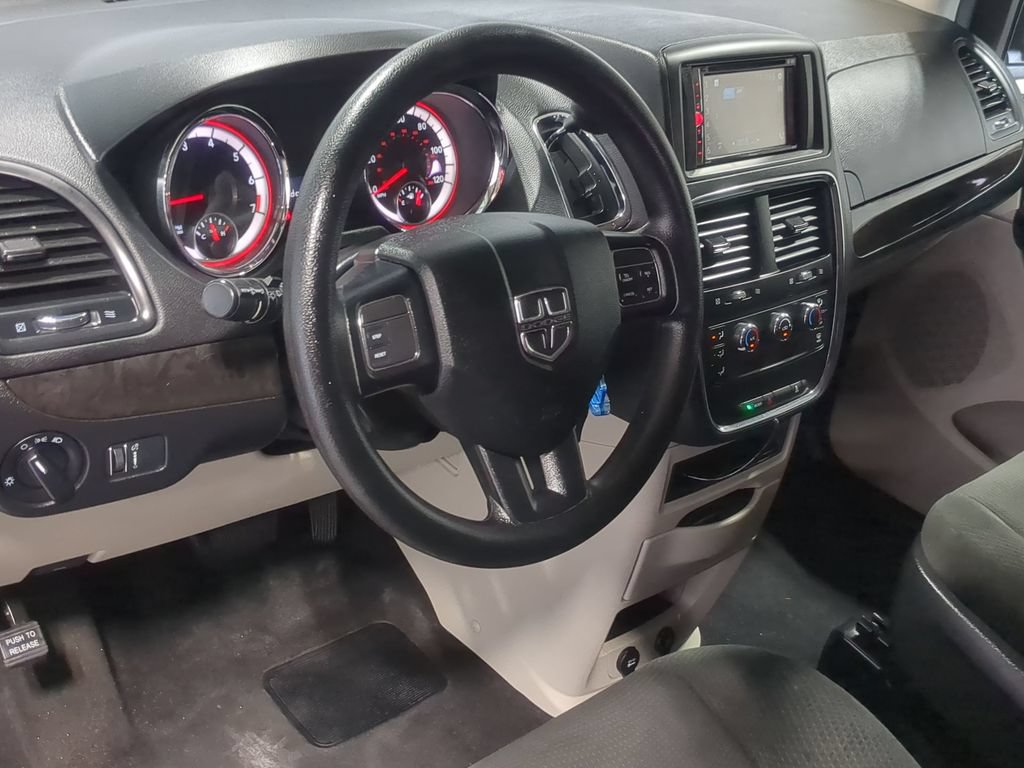 Used 2016 Dodge Grand Caravan American Value Package FWD image 12