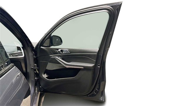 Used 2020 BMW X7 M50i w/ Executive Package image 9