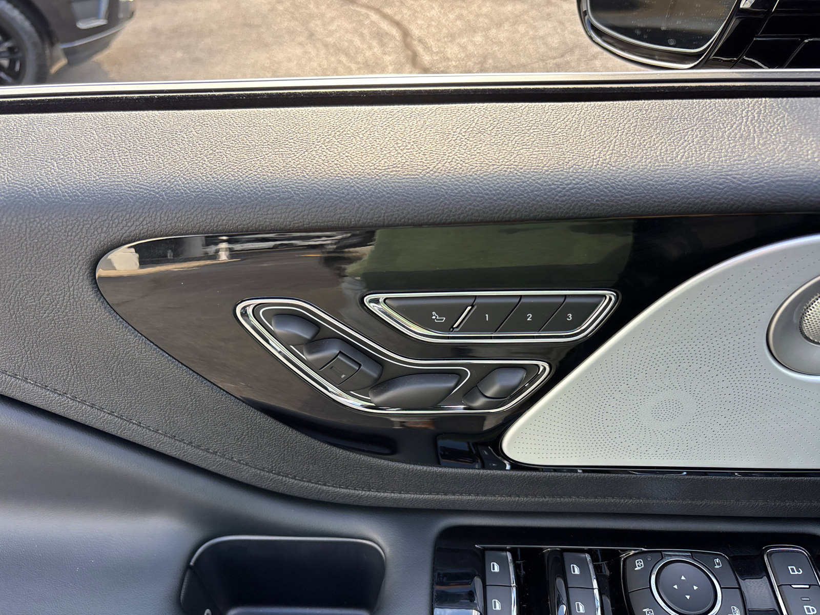 New 2025 Lincoln Aviator Reserve w/ Equipment Group 201A image 12