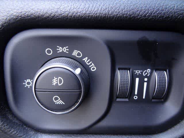 Used 2025 RAM 1500 Laramie AWD/4WD image 16
