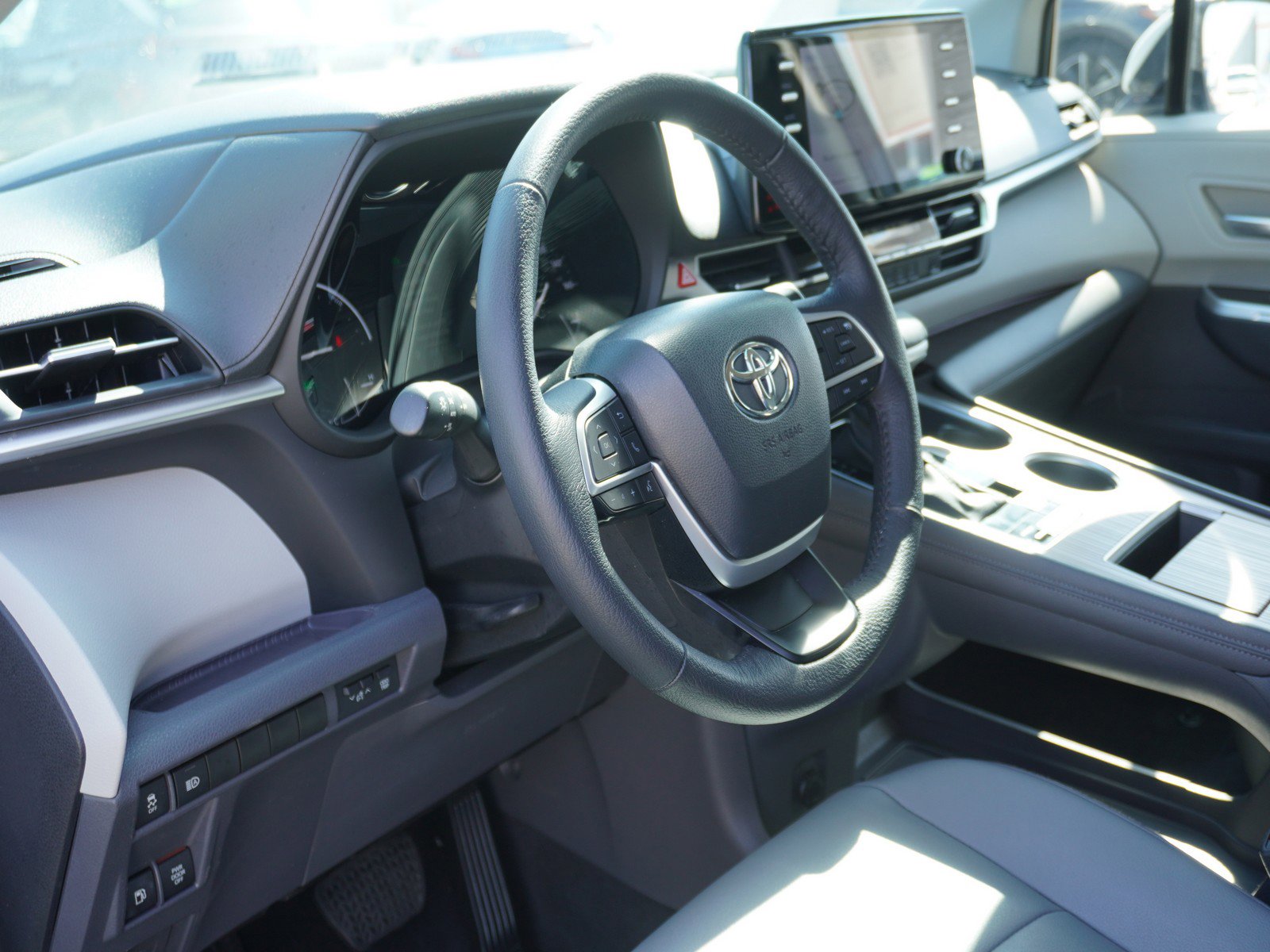 Used 2023 Toyota Sienna XLE image 23