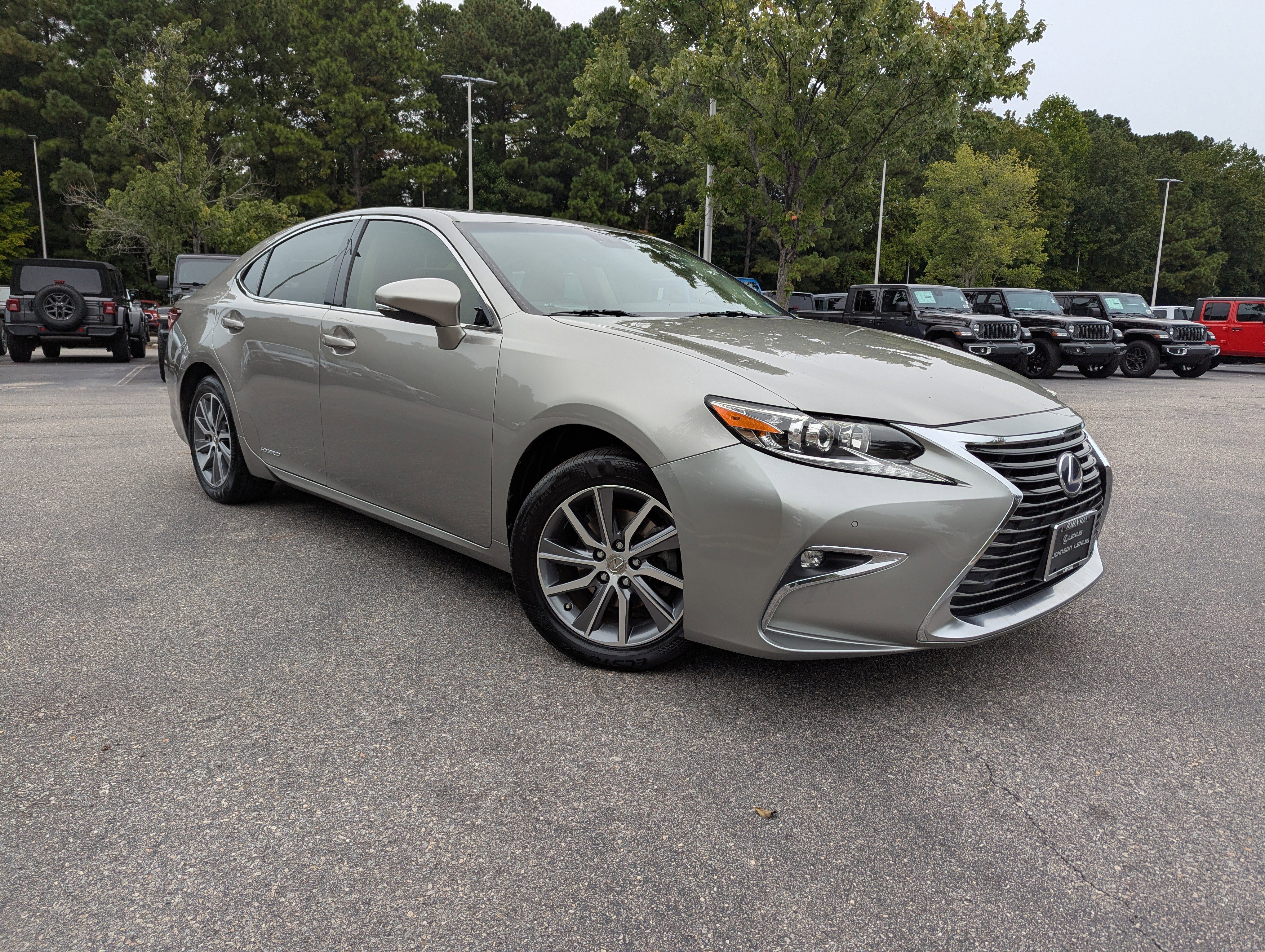 Used 2016 Lexus ES 300h w/ Premium Package w/Wood Trim image 3
