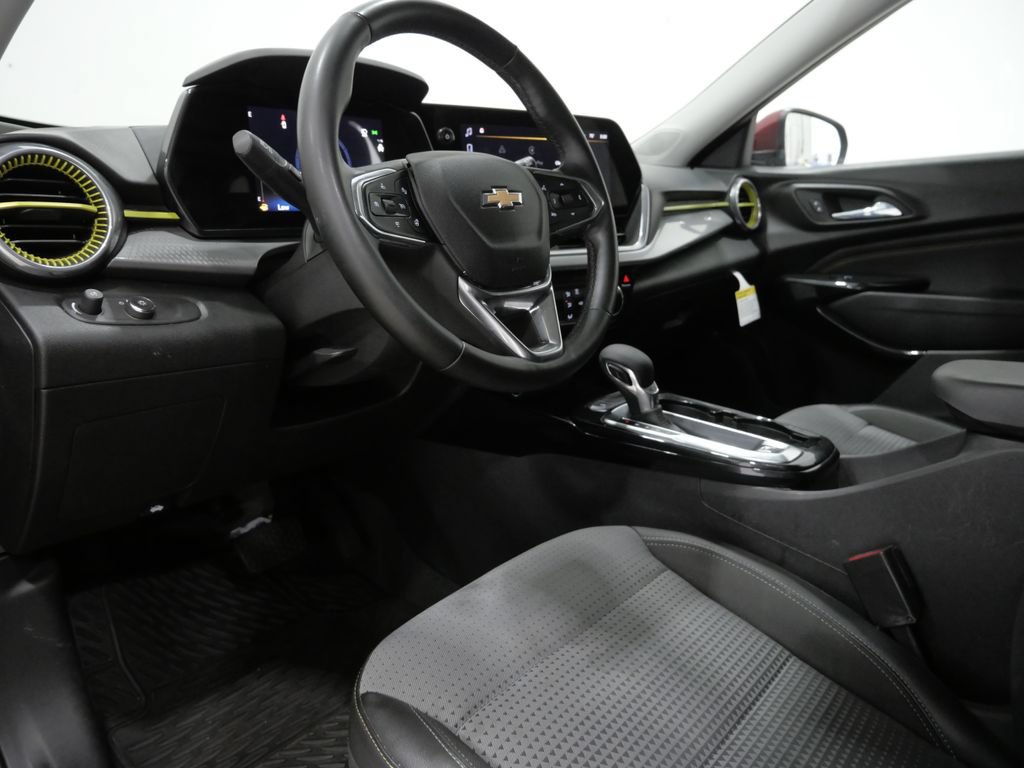 Used 2024 Chevrolet Trax LT w/ Driver Confidence Package FWD image 11