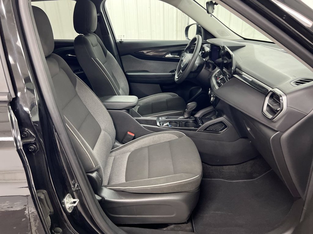 Used 2025 Chevrolet TrailBlazer LT AWD/4WD image 21