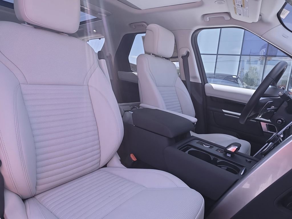 Used 2024 Land Rover Discovery S AWD/4WD image 13