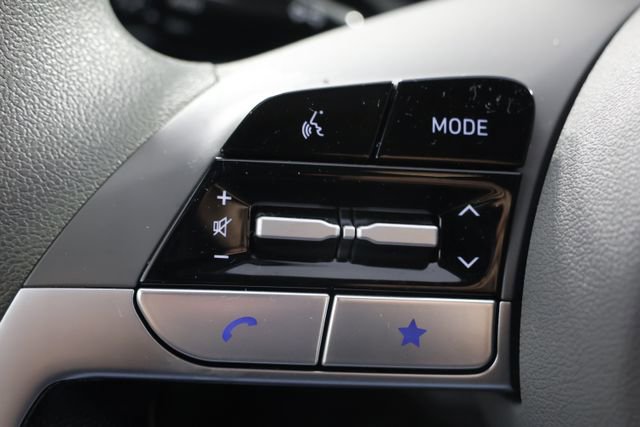 Used 2024 Hyundai Elantra SE FWD image 11