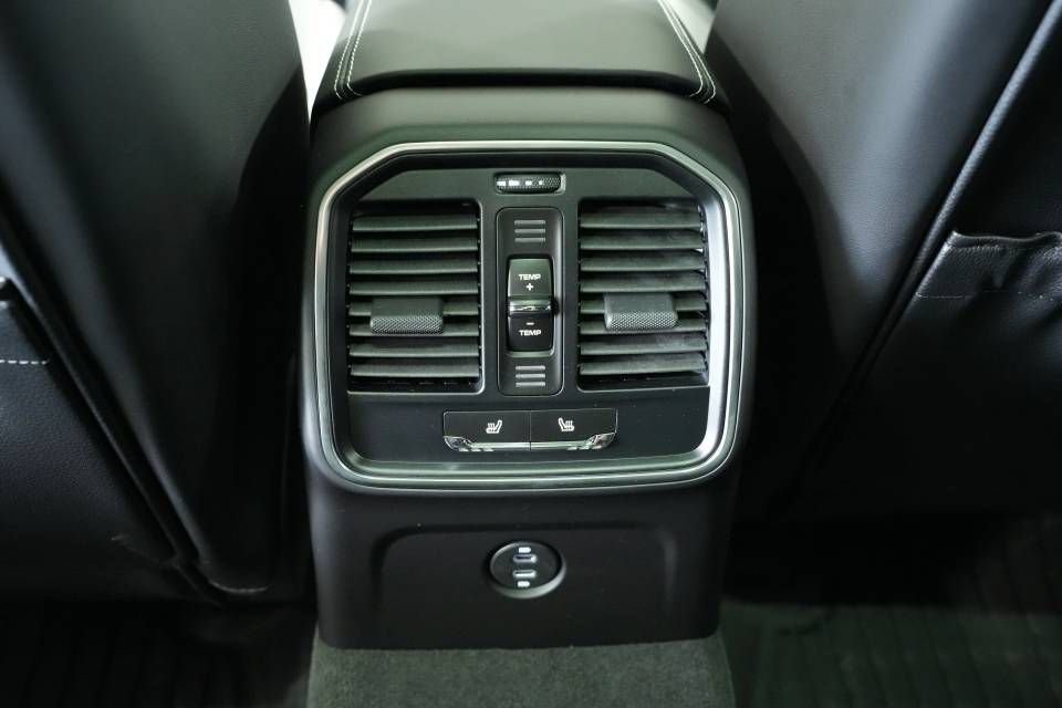 Certified 2025 Porsche Macan AWD/4WD image 26