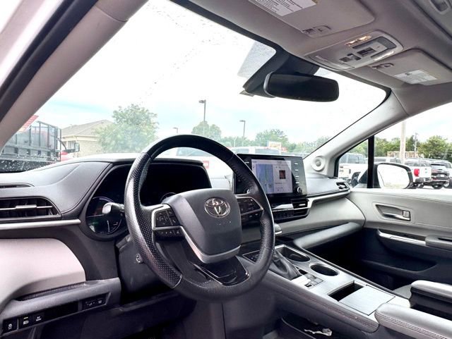 Used 2022 Toyota Sienna Limited FWD image 9