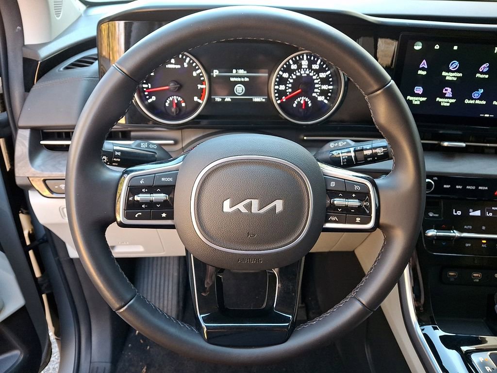 Used 2023 Kia Carnival EX image 20