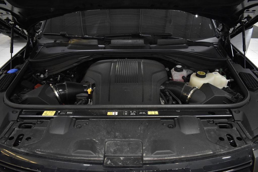 Used 2025 Land Rover Range Rover Long Wheelbase SE image 11