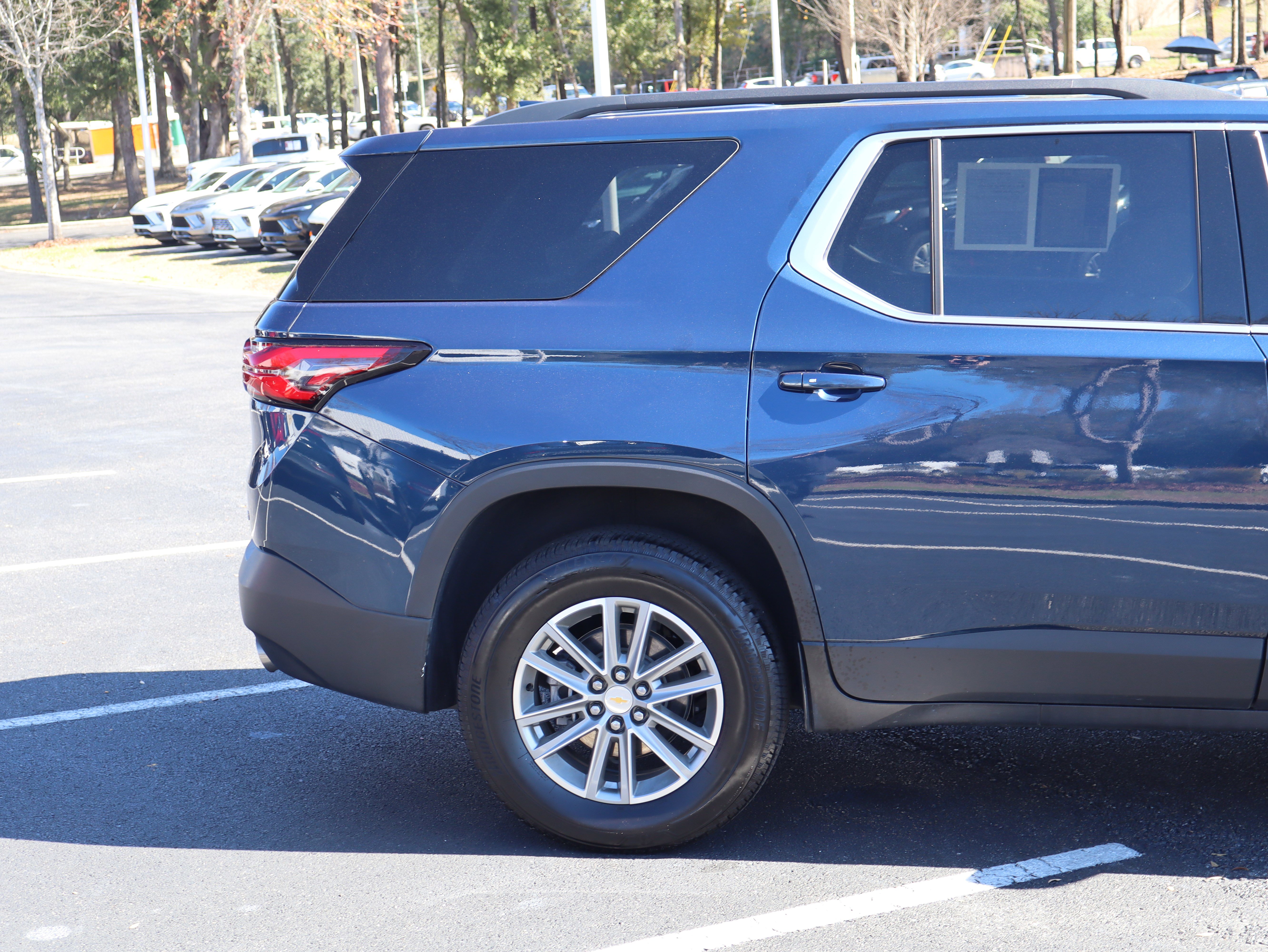Used 2023 Chevrolet Traverse LT image 3