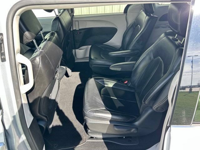 Used 2023 Chrysler Pacifica Touring-L FWD image 38