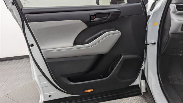 Used 2022 Toyota Highlander LE image 13