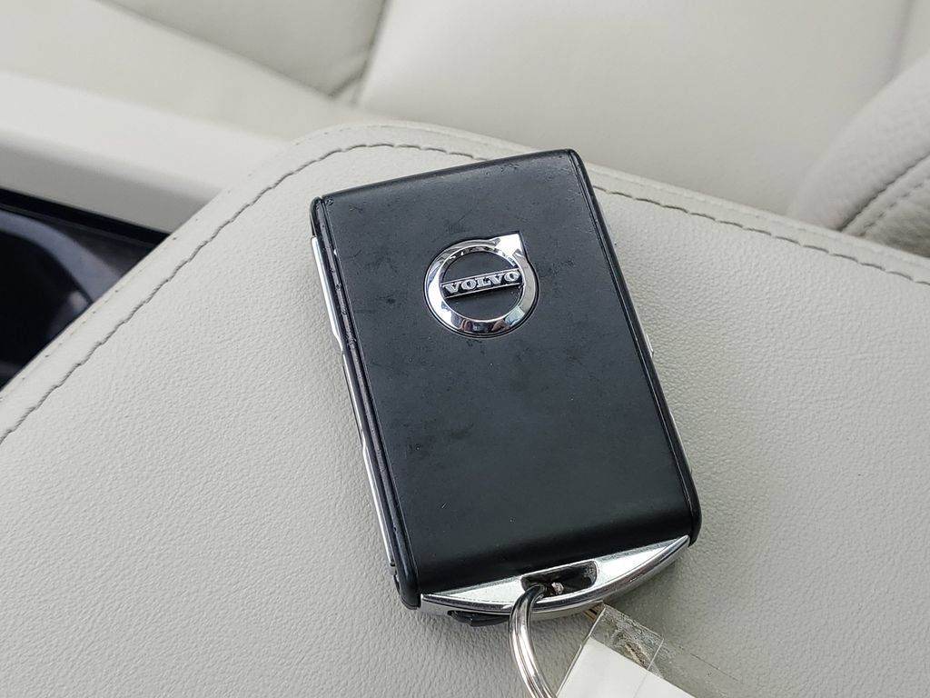 Used 2023 Volvo XC60 B5 Plus AWD/4WD image 37