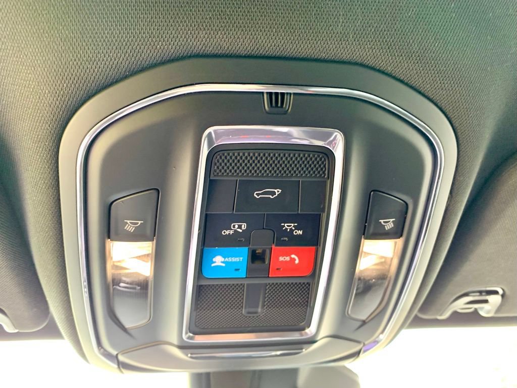 Used 2025 Jeep Wagoneer L Series II AWD/4WD image 43