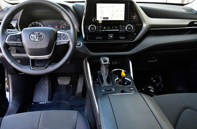 Used 2023 Toyota Highlander LE image 17