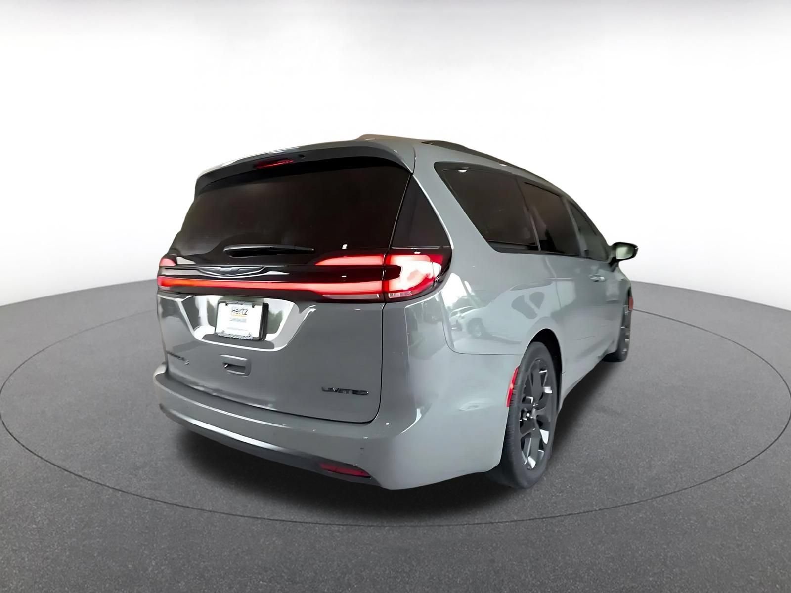 Used 2025 Chrysler Pacifica Limited FWD image 20