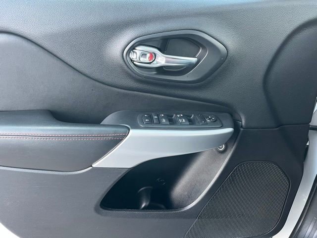 Used 2018 Jeep Cherokee Trailhawk image 21