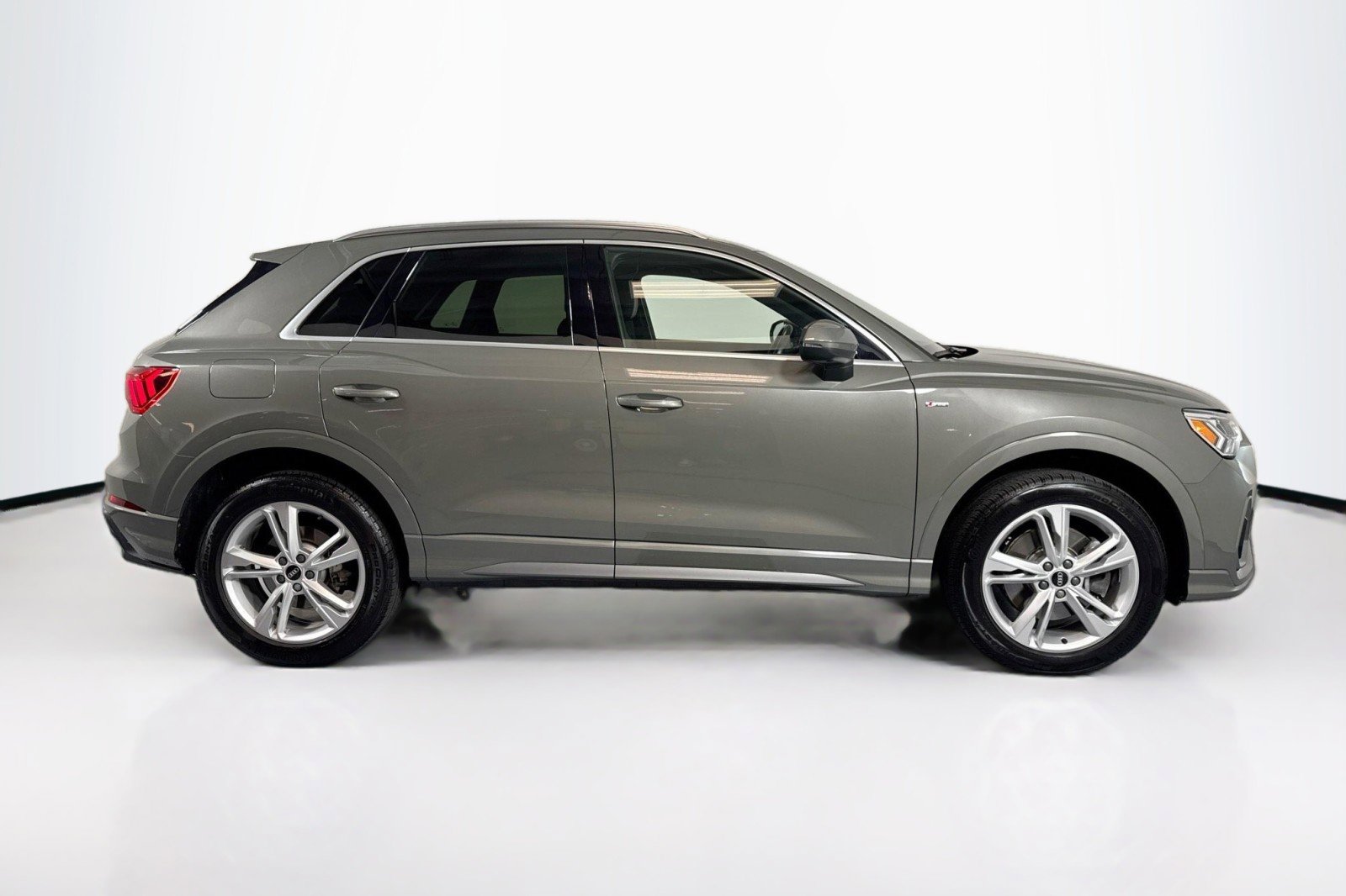 Used 2023 Audi Q3 2.0T Premium Plus w/ Premium Plus Package image 4