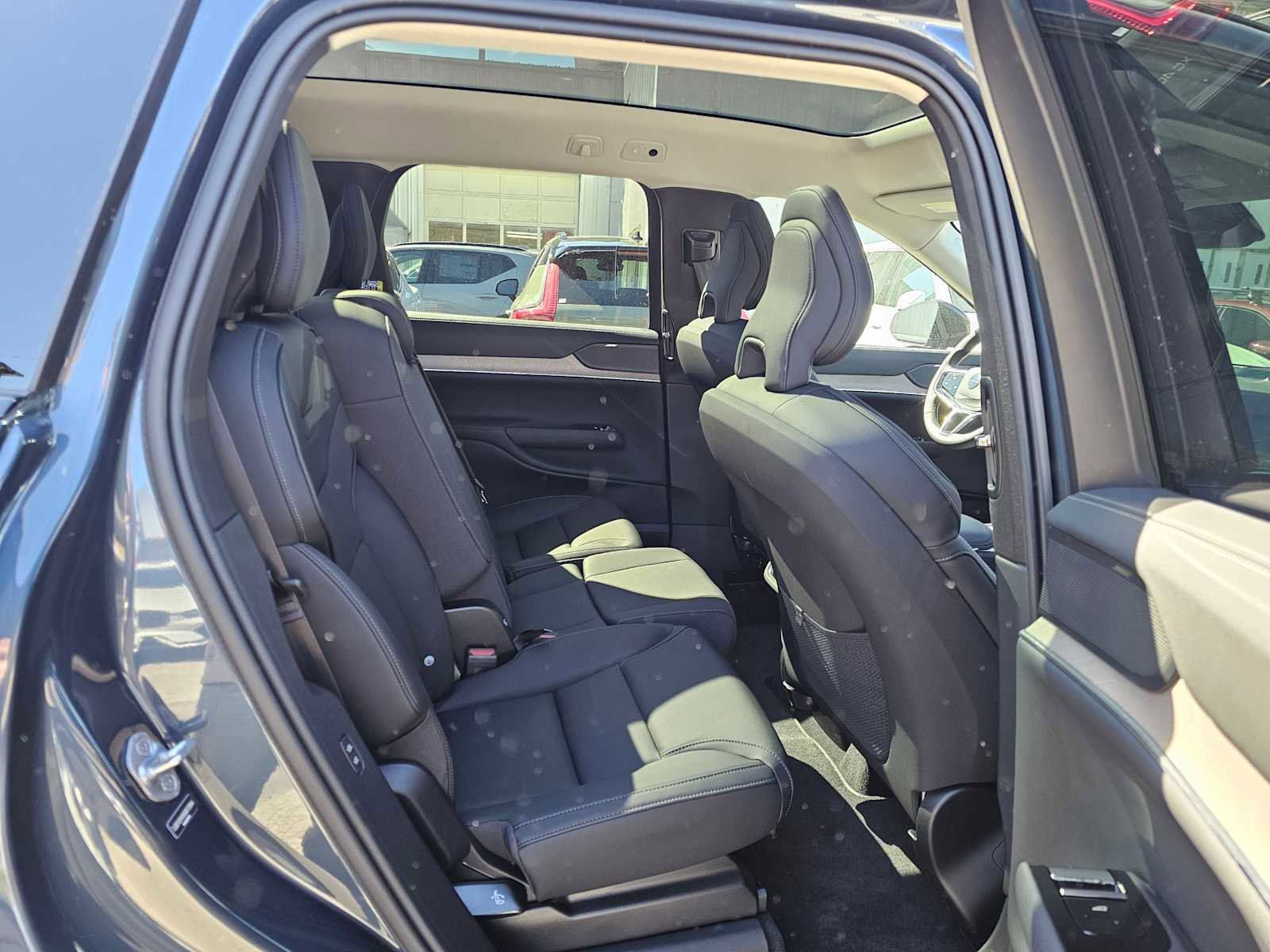 Used 2025 Volvo EX90 Plus image 11