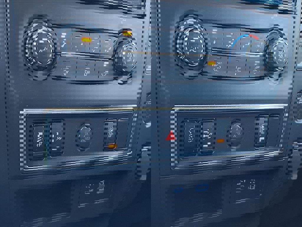 Used 2023 Nissan Titan SV image 21