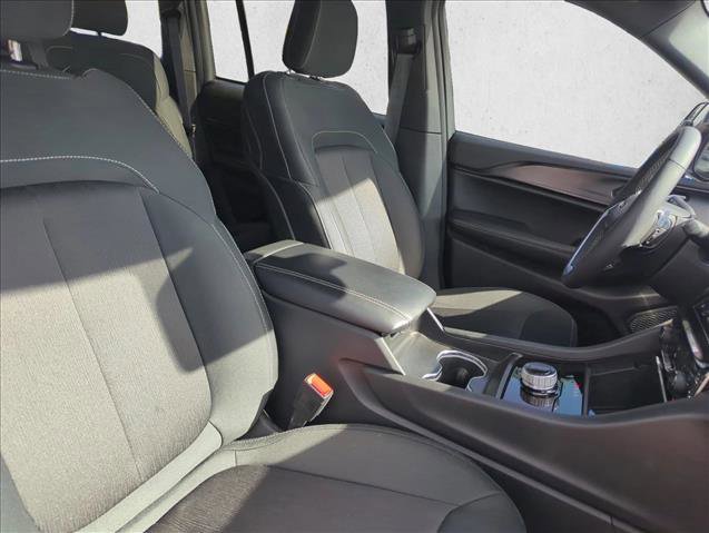 Used 2025 Jeep Grand Cherokee Laredo w/ Luxury Tech Group I RWD image 23