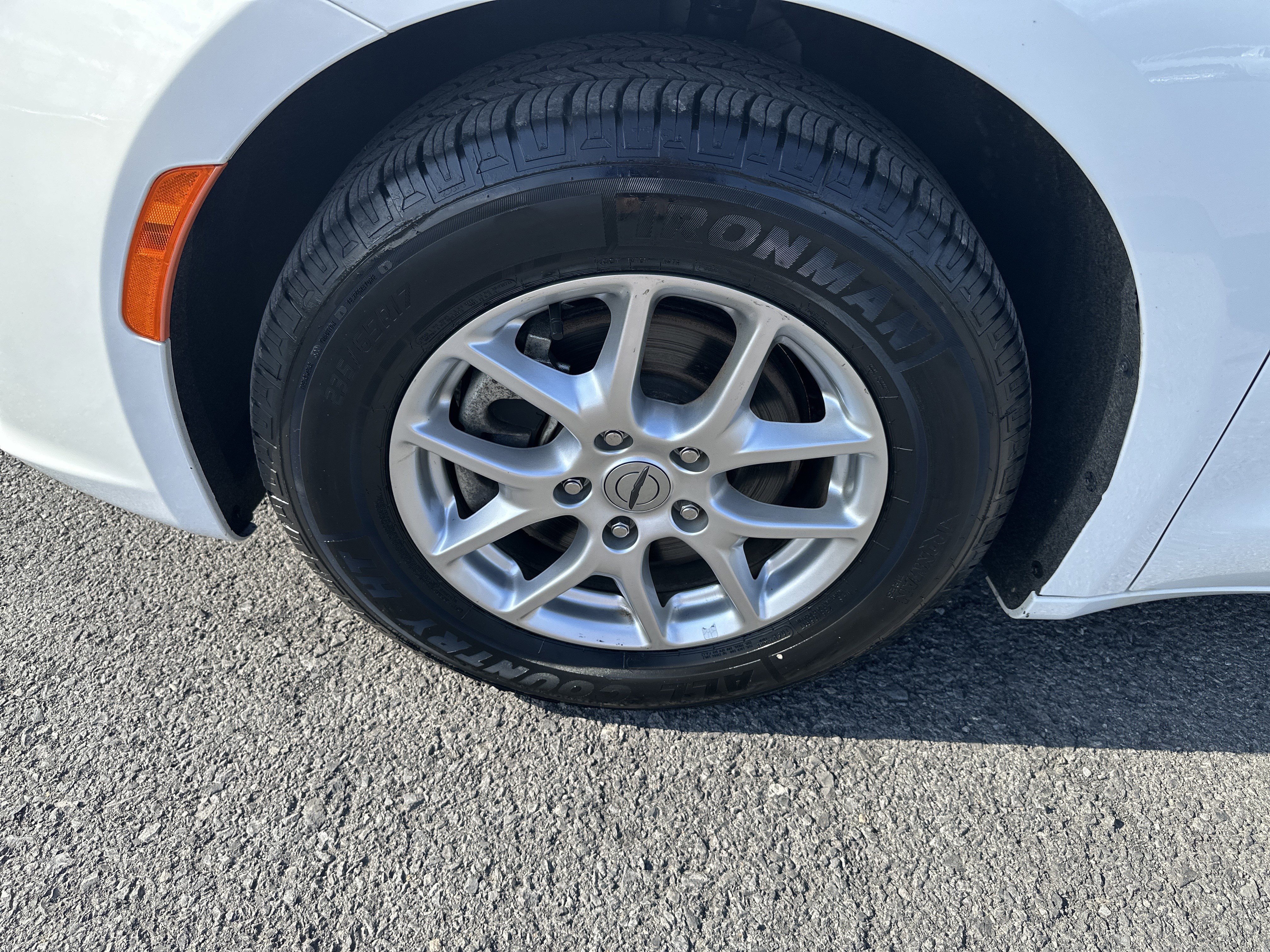 Used 2023 Chrysler Pacifica Touring-L image 11