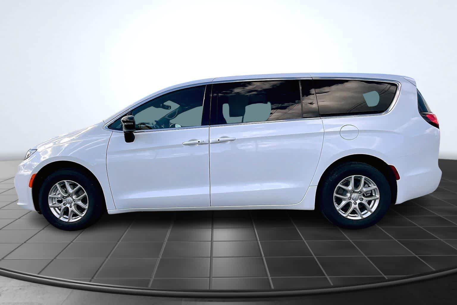 New 2026 Chrysler Pacifica Select FWD image 3