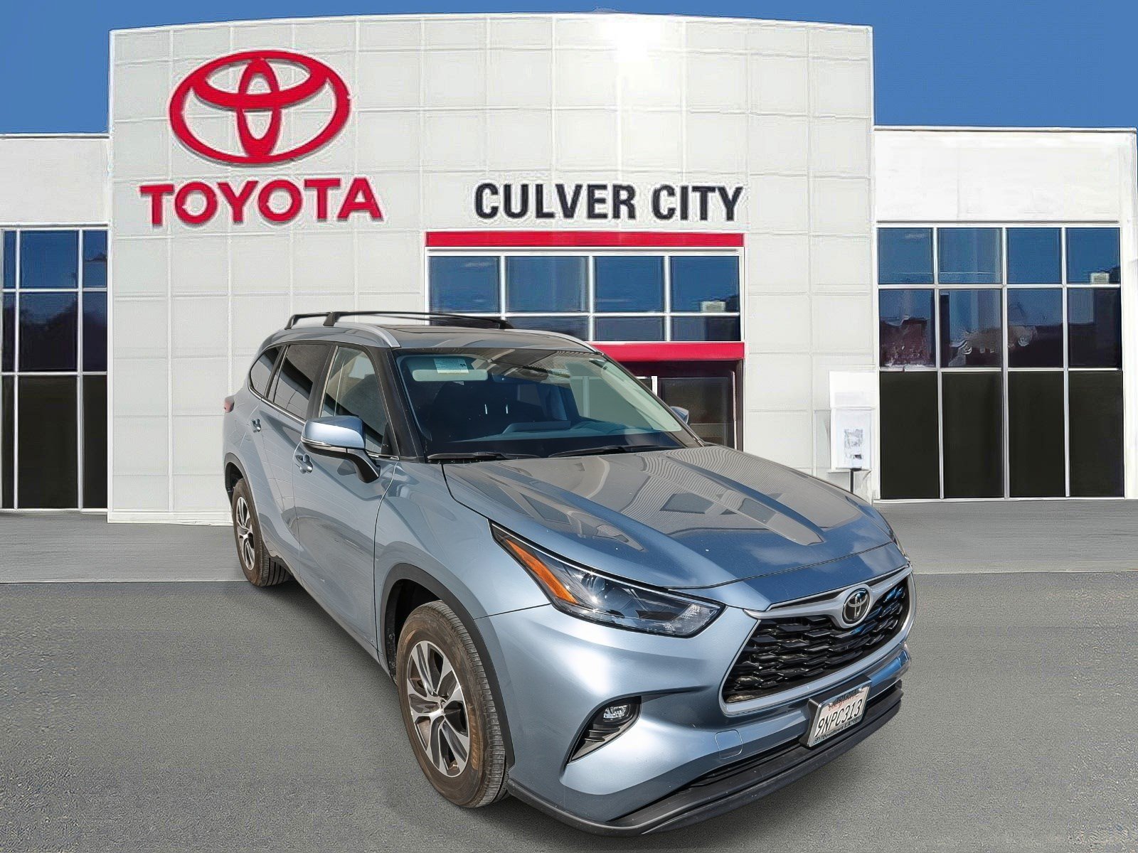 Used 2024 Toyota Highlander XLE FWD image 1