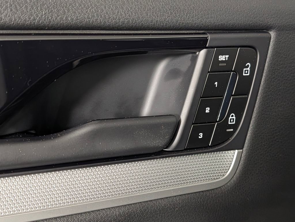 Certified 2025 Porsche Cayenne Coupe image 26