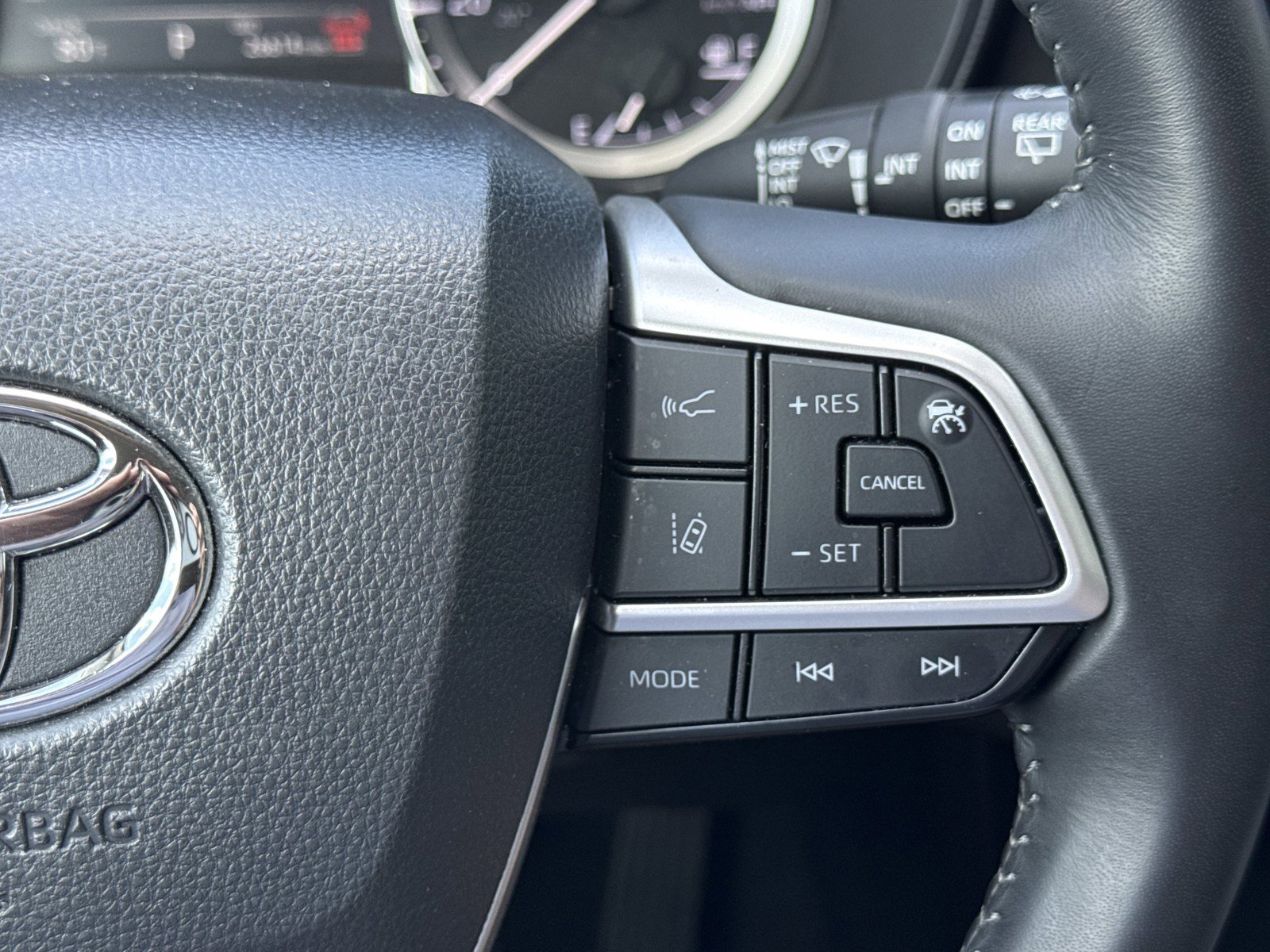 Used 2025 Toyota Highlander LE FWD image 22
