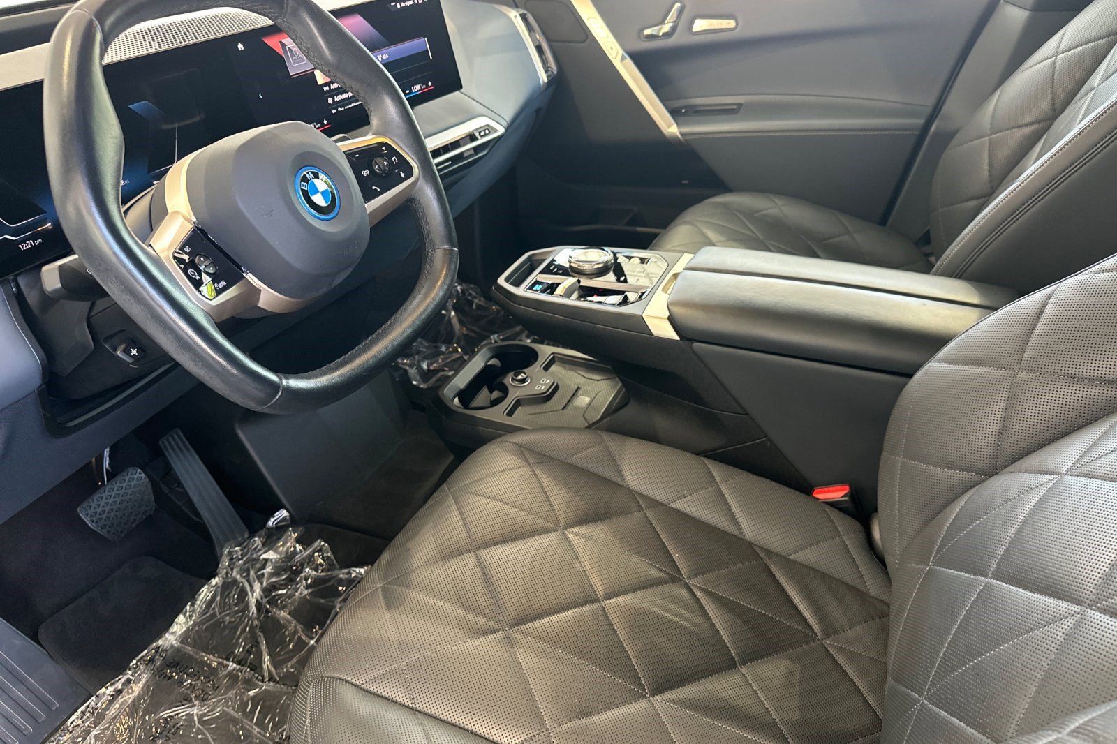 Used 2023 BMW iX xDrive50 w/ Sport Package AWD/4WD image 11