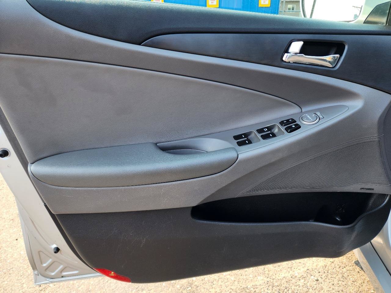 Used 2011 Hyundai Sonata SE w/ Navigation & Sunroof Pkg 4 FWD image 12