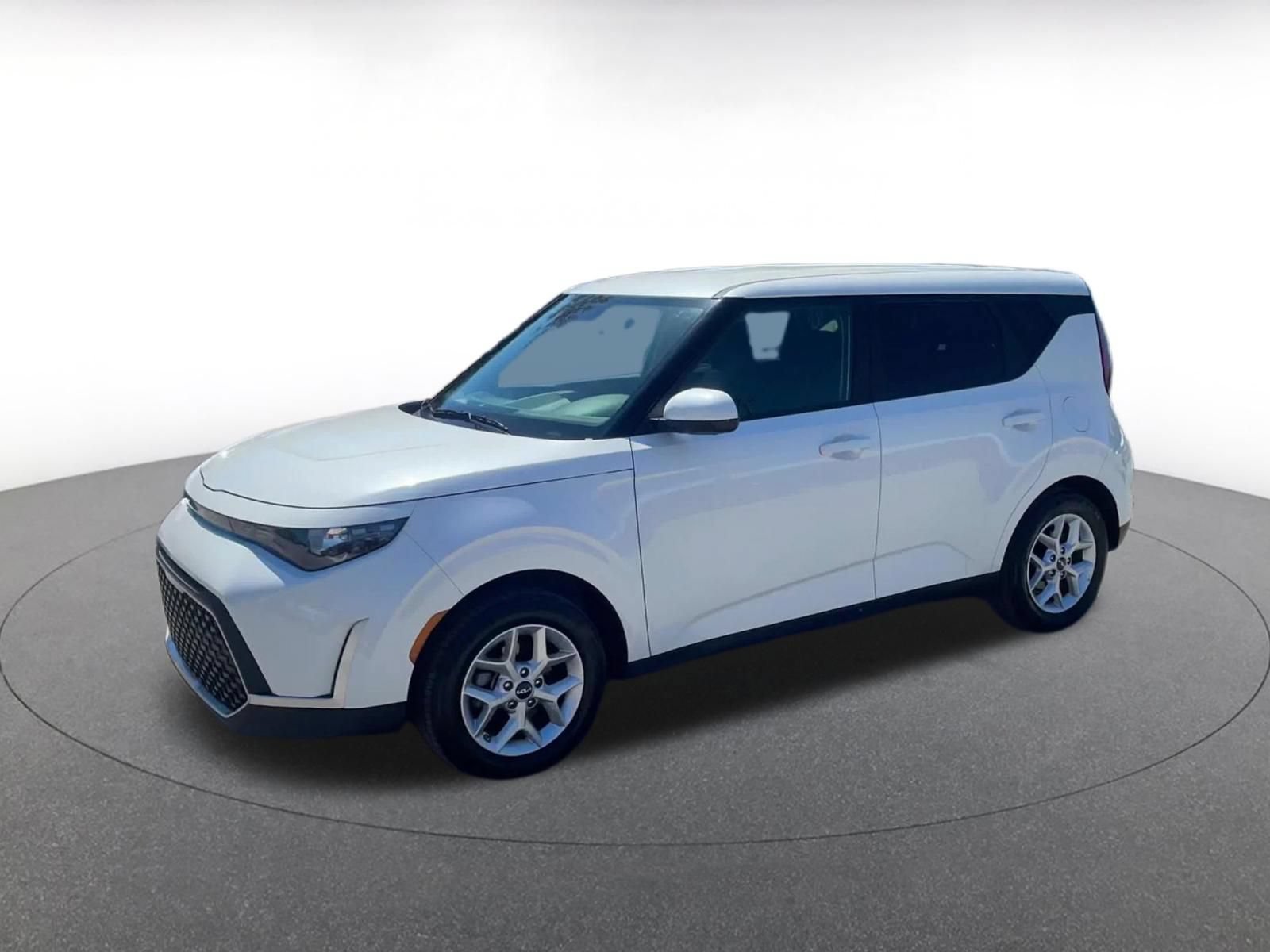 Used 2025 Kia Soul LX w/ LX Technology Package FWD image 8