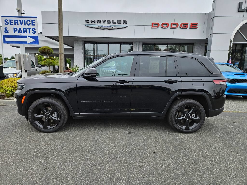 Used 2025 Jeep Grand Cherokee Altitude AWD/4WD image 2